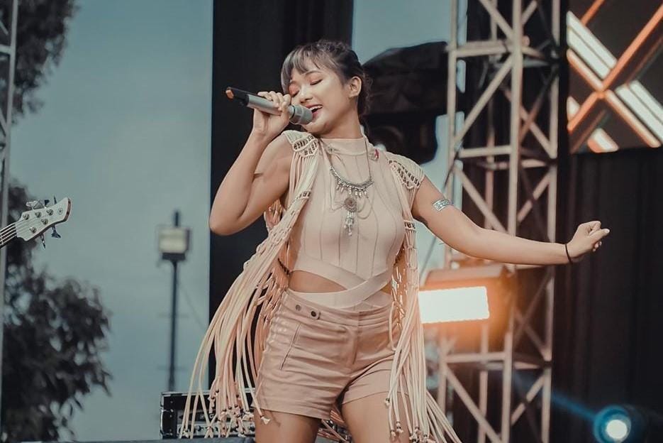 Aksi Sensual Marion Jola saat Berada di Atas Panggung