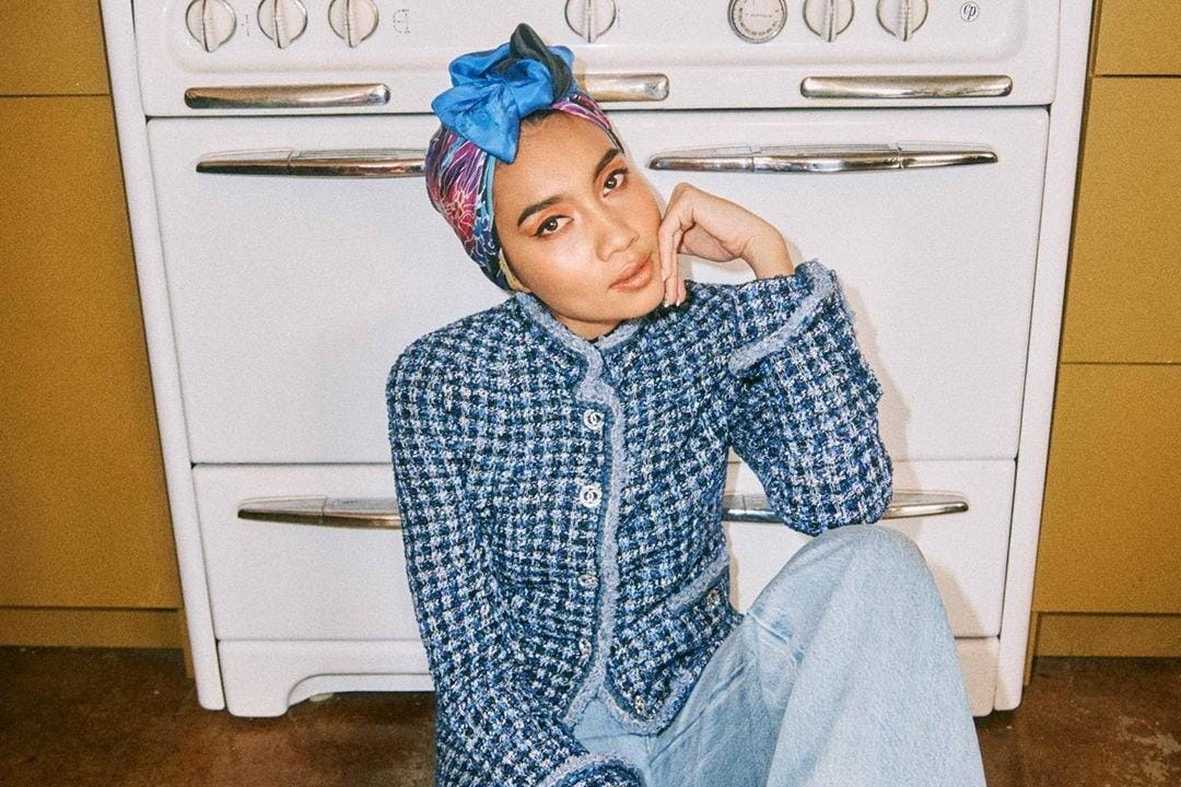 Gaya Nyentrik OOTD Yuna Pakai Turban
