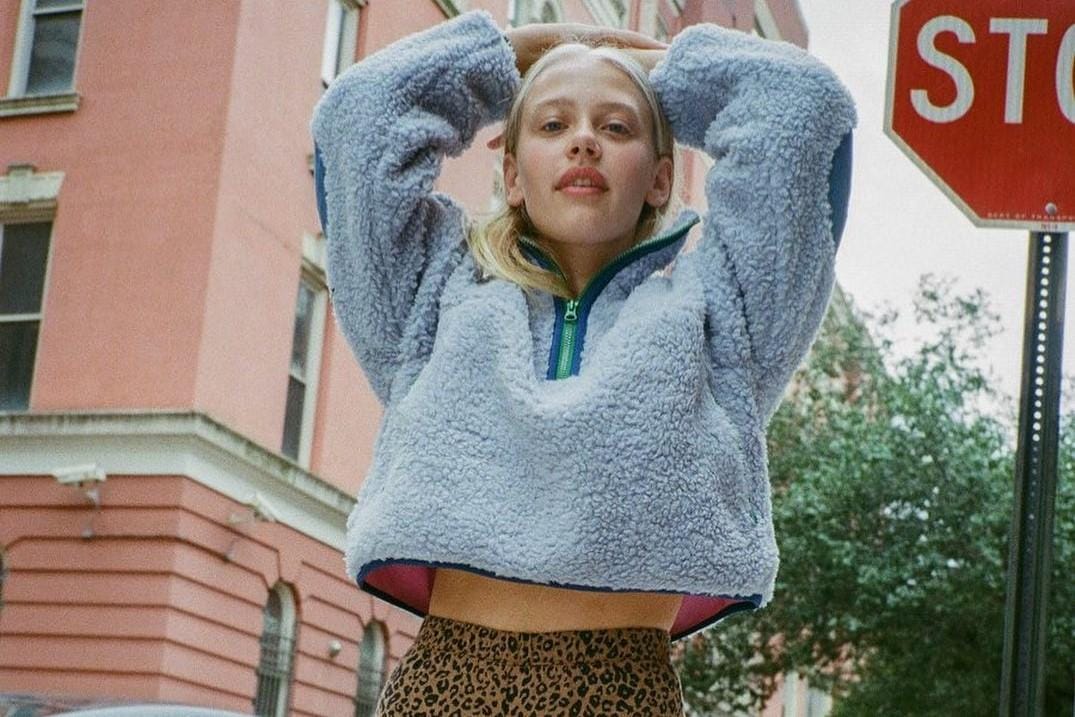 Cara Padu-padan Jaket Fleece untuk OOTD Makin Modis