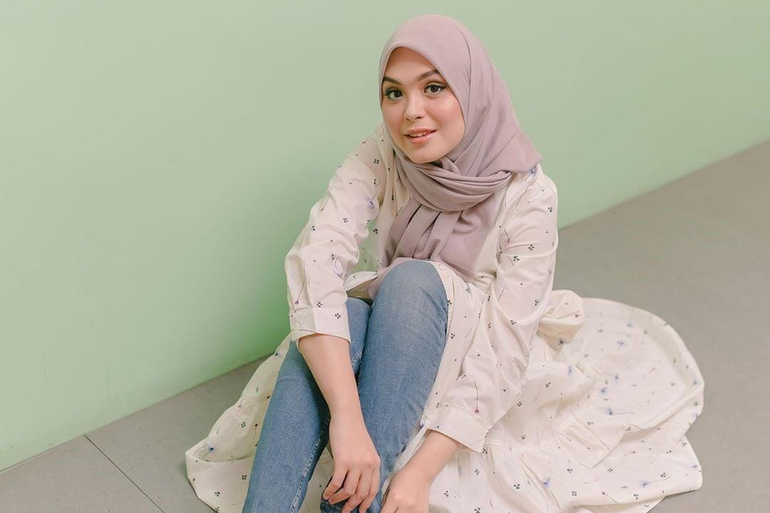 Inspirasi OOTD Hijab Manis a la Vebby Palwinta