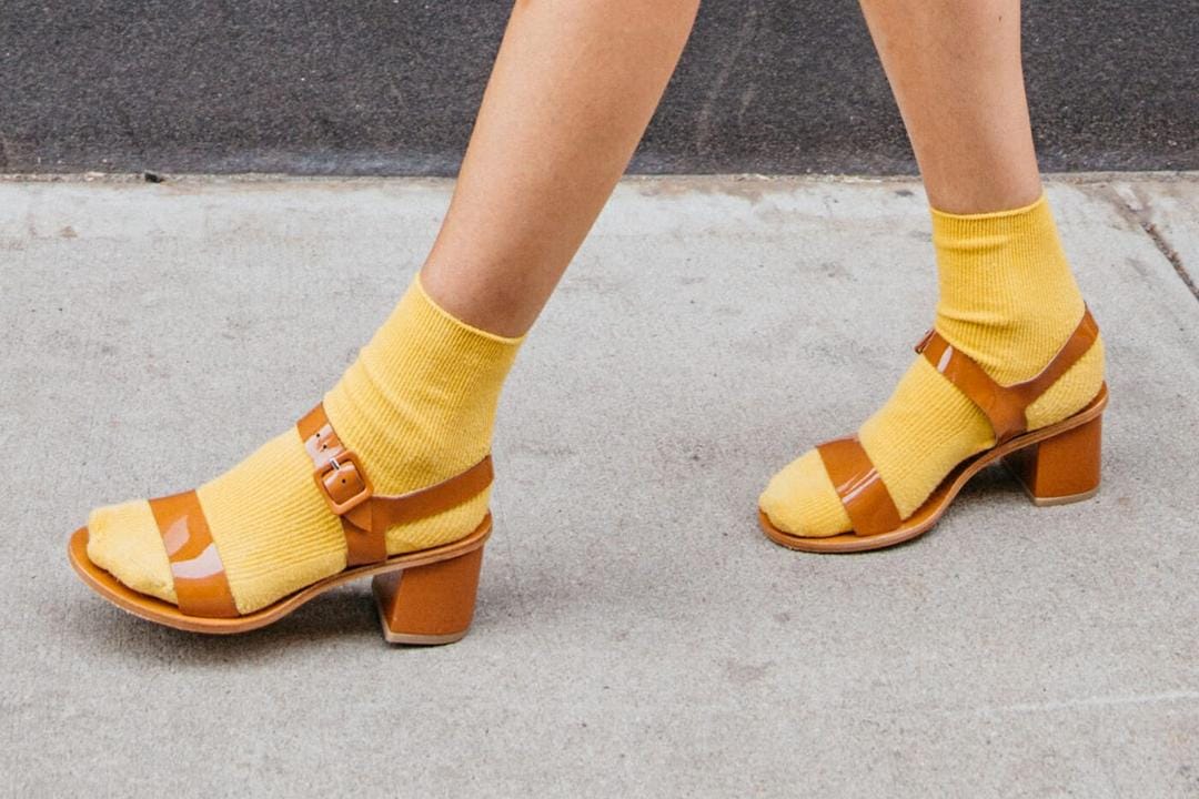 Padu-padan Kaos Kaki Polos Jadi OOTD yang Chic untuk Sehari-hari