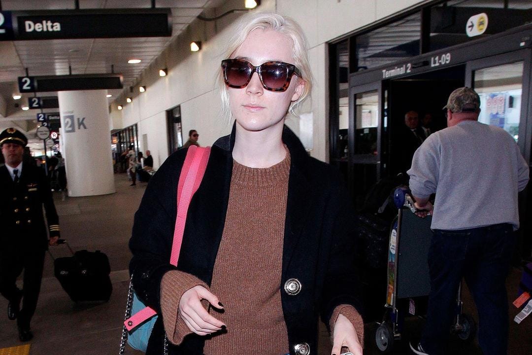 Tiru Gaya Keren nan Effortless Saoirse Ronan untuk Sehari-hari