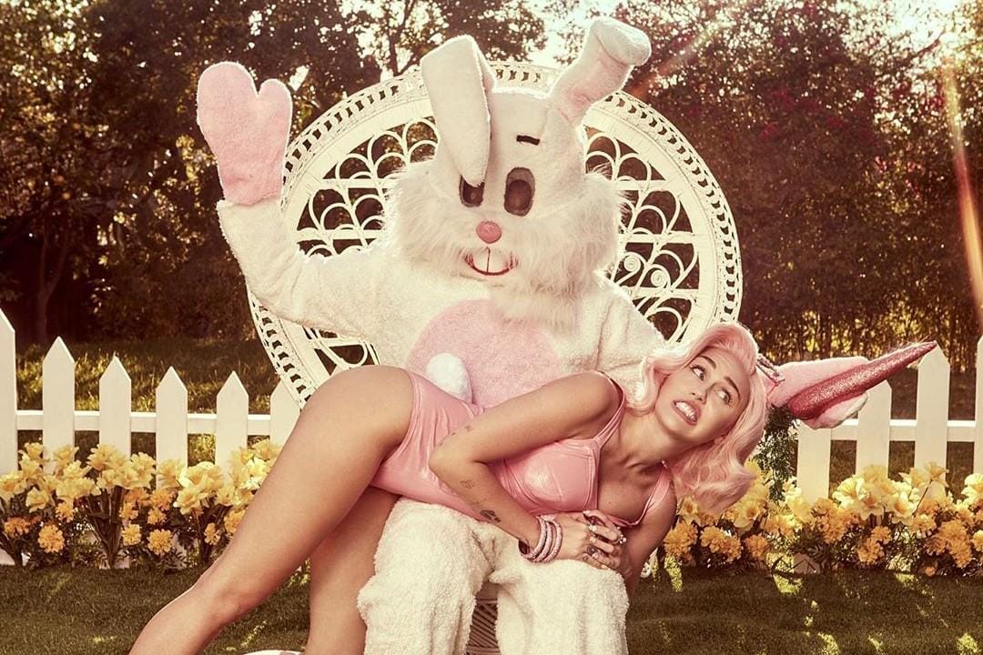 Pose Seksi Seleb Hollywood saat Unggah Foto Paskah
