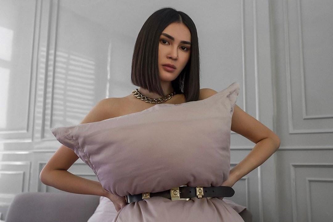 Gaya Seru Selebgram Indonesia Ikutan 'Pillow Challenge'