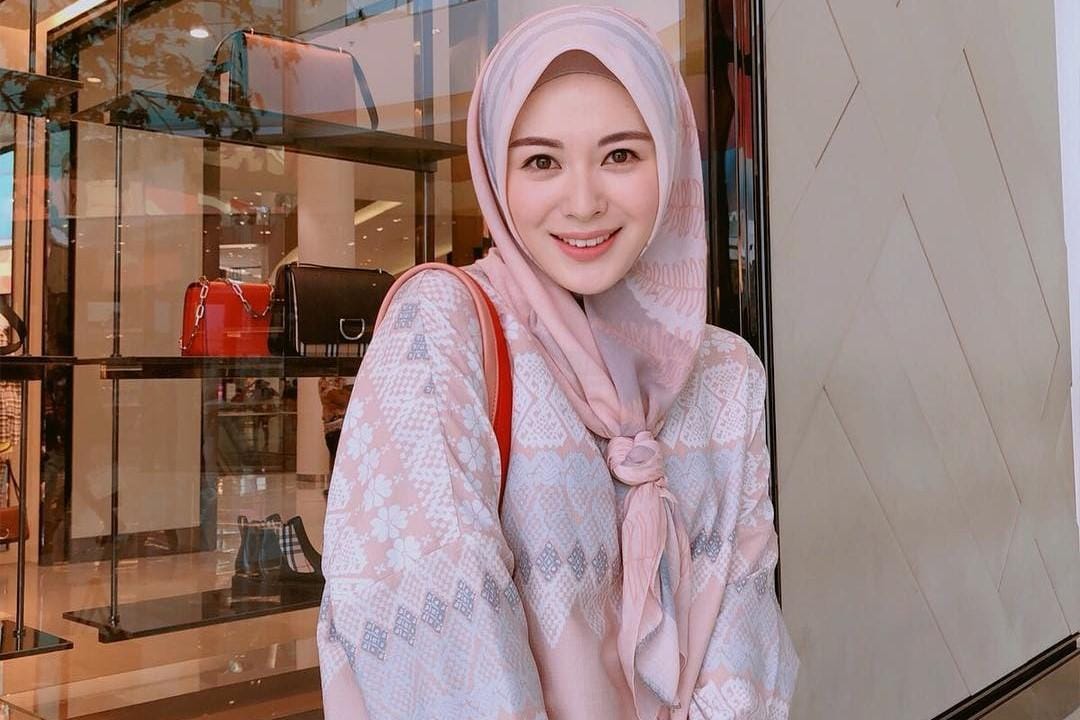 Contek Gaya Ayana Moon untuk OOTD Ramadan Tahun ini