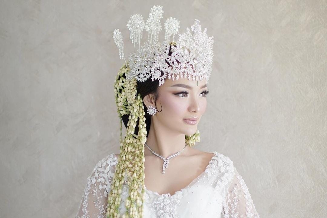 Detail Kebaya Pernikahan Zaskia Gotik yang Tampil Kelas