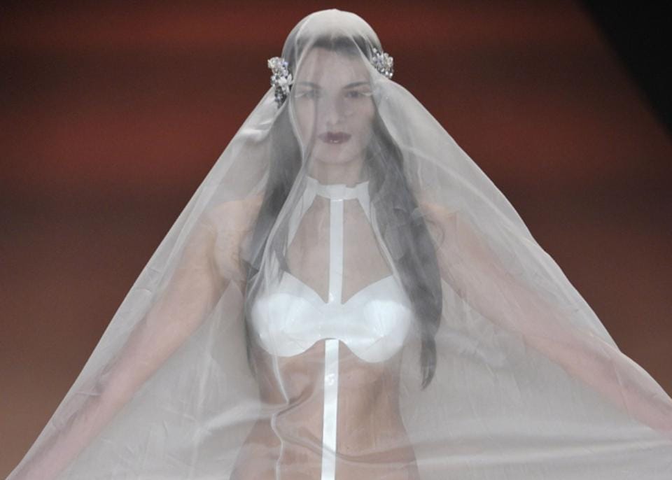 Aneh dan Nyaris Telanjang, Ini 7 Gaun Pengantin Paling Kontroversi