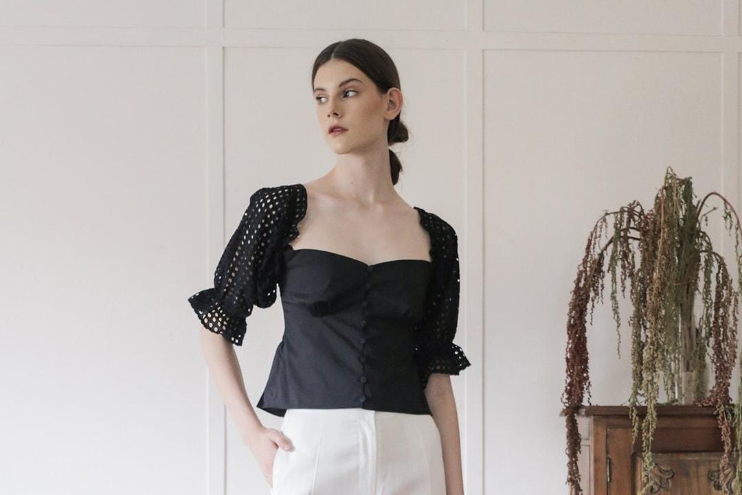 #PopbelaOOTD: Rekomendasi Baju Hitam Trendi untuk Outfit di Rumah Aja
