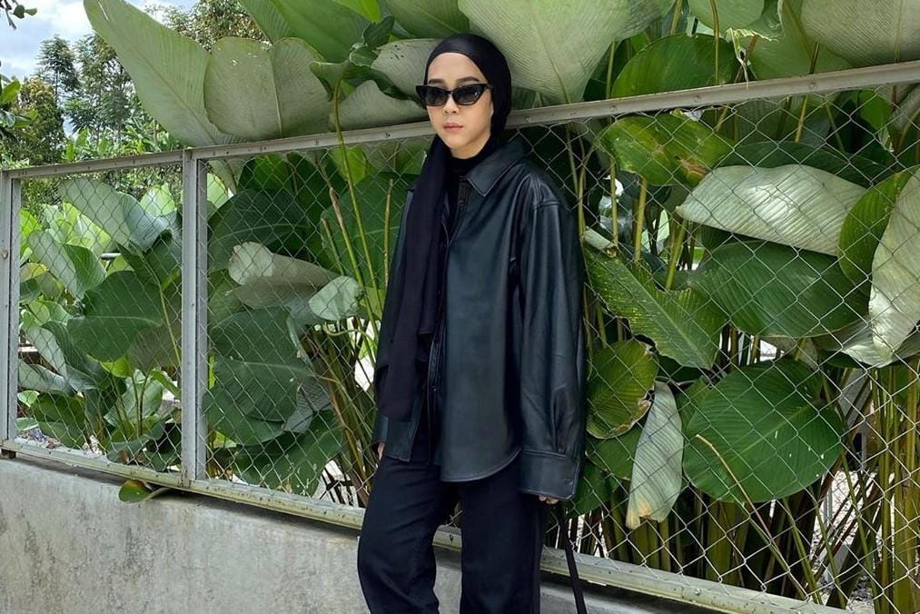 Supaya Nggak Bosan, Ini Cara Mix & Match Hijab Serba Hitam