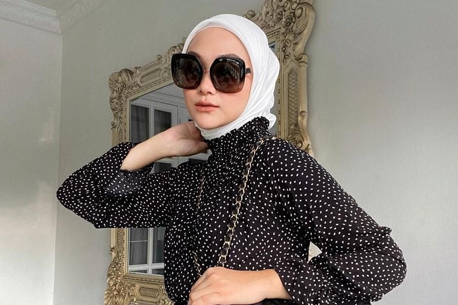 Tips Mengenakan Kerudung Putih, Nggak Akan Terlihat Membosankan!