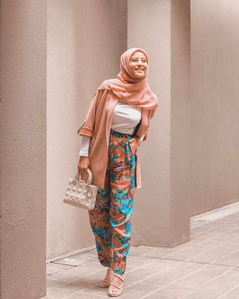 www.instagram.com/awkarin