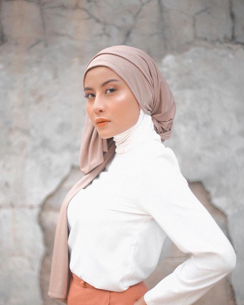 www.instagram.com/awkarin