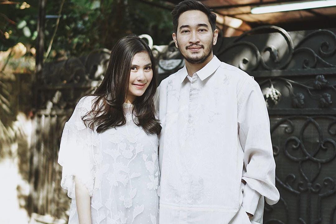 Inspirasi OOTD Baju Lebaran di Rumah Aja dari Artis Indonesia