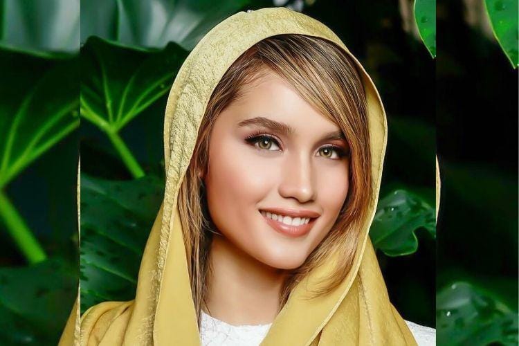 Pakai Kerudung, Gaya Artis Indonesia Ini Bikin Pangling!