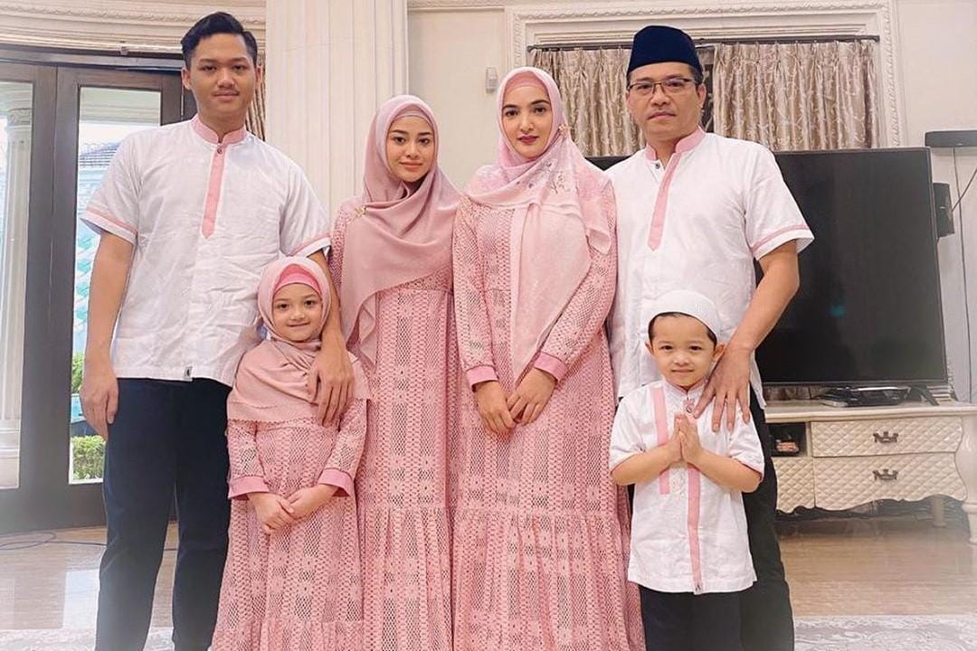 Inspirasi Busana Lebaran untuk Foto Keluarga dari Artis Indonesia
