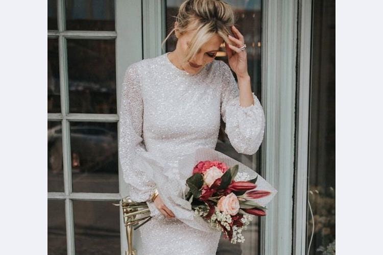 10 Inspirasi Baju Tunangan Warna Putih yang Sederhana dan Elegan