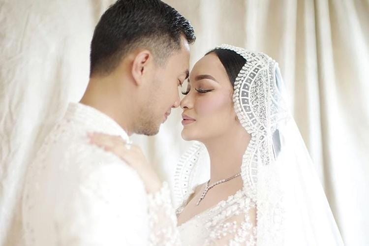Pamer Buku Nikah, Zaskia Gotik Bahagia Umumkan Hamil!