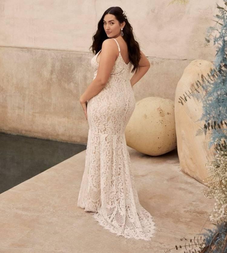 thecurvyfashionista.com