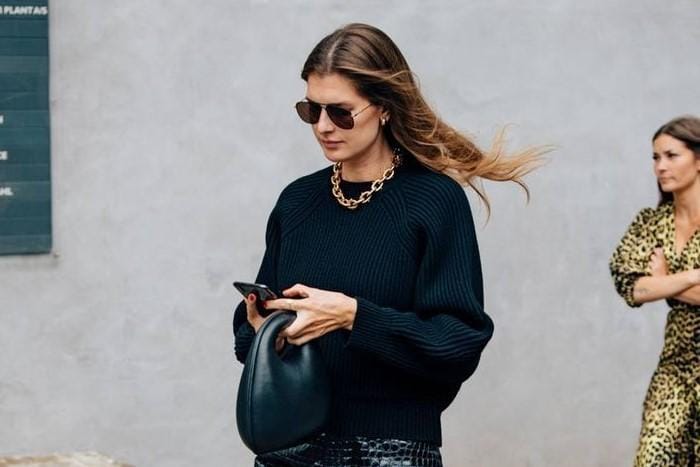 Mix N Match Baju Hitam Polos untuk OOTD yang Anti-Boring!