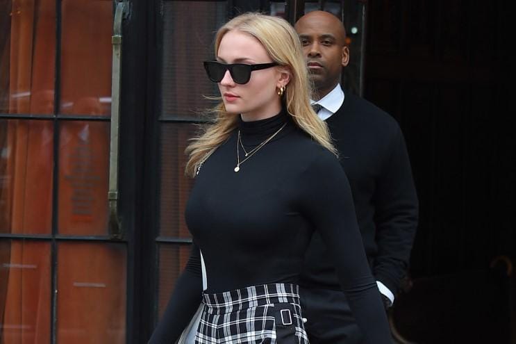 Gaya Seksi hingga Edgy, Ini Deretan Celana Pilihan Sophie Turner