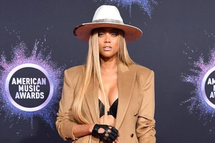 Gaya Seksi Supermodel Tyra Banks di Karpet Merah