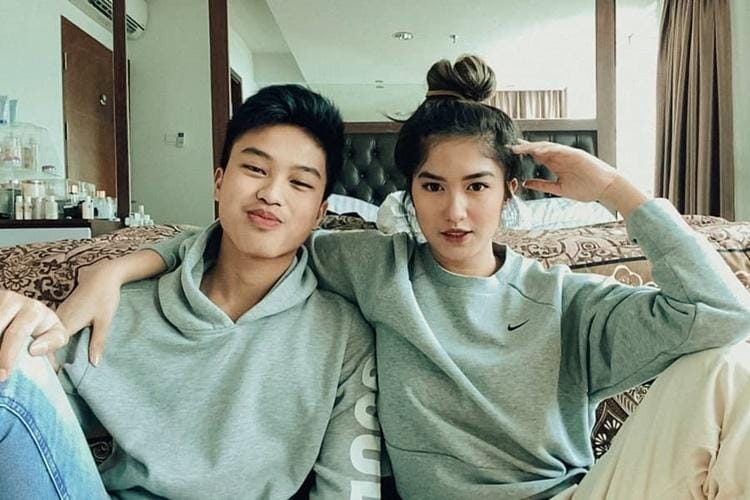 Bak Pacaran, 9 Foto Kedekatan Ochi Rosdiana & Adik Laki-lakinya