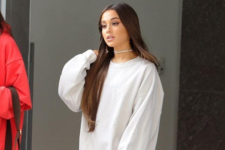 Seksi dan Imut! Gaya Ariana Grande Pakai Baju Oversized