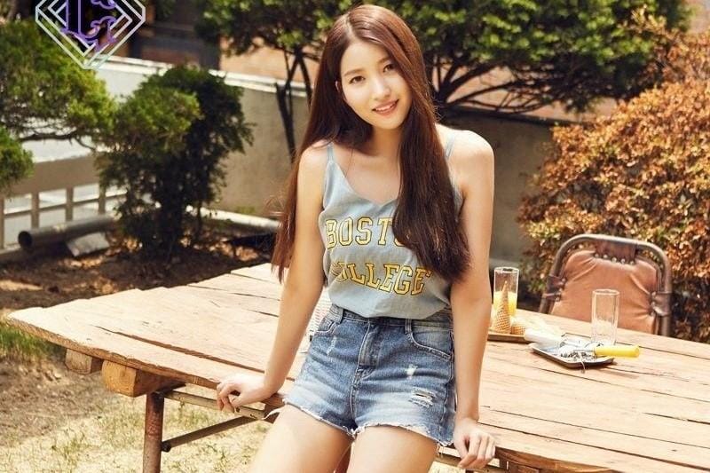 Intip OOTD Sowon, Leader Girlband GFRIEND yang Punya Gaya Seksi