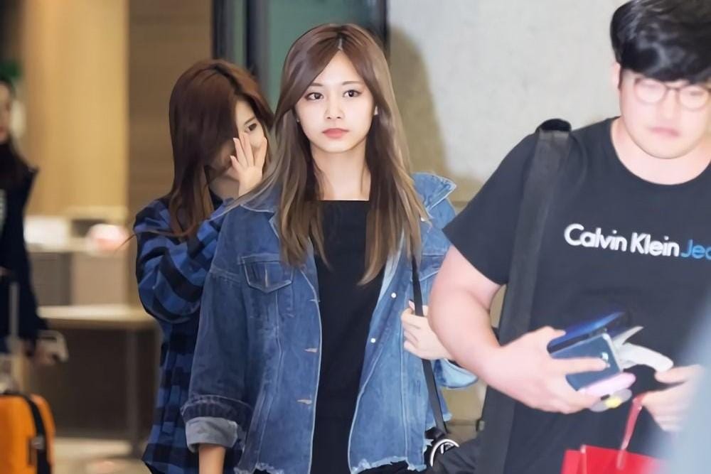 Gemar Pakai Denim, Begini Gaya Keren Tzuyu TWICE