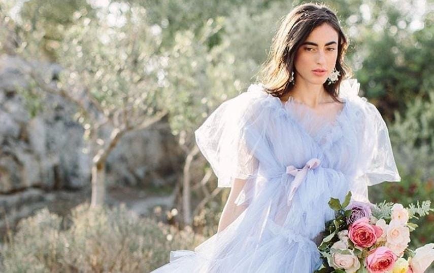 10 Inspirasi Gaun Pengantin Warna Biru yang Nggak Norak