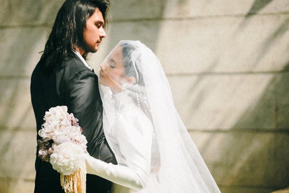 Gaya Anggun Tara Basro dengan Gaun Pengantin Vintage