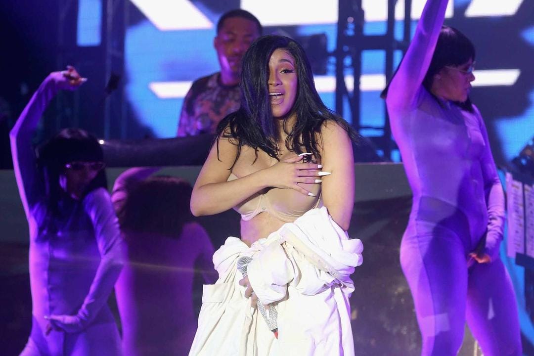 Yah Melorot! Para Penyanyi yang Sempat Alami Wardrobe Malfunction