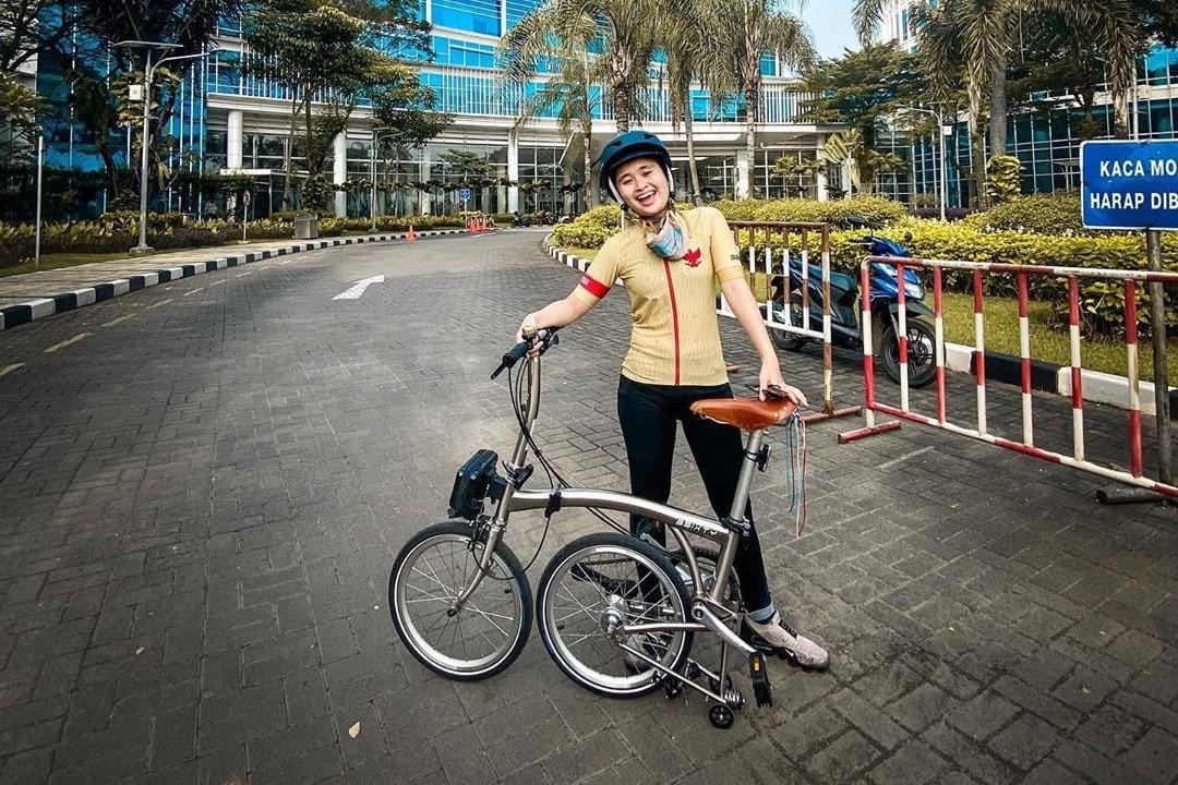 Gaya Modis Artis Indonesia Bersepeda Di Tengah Pandemi Corona