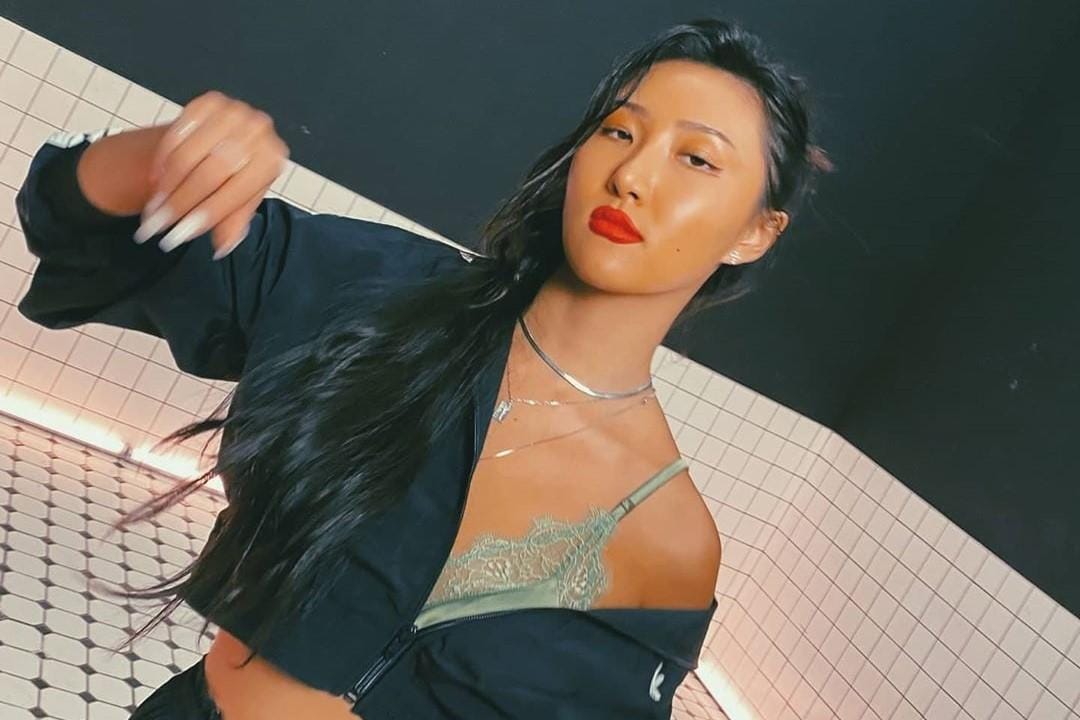 Intip Gaya Hwasa, Anggota MAMAMOO yang Suka Tampil Seksi