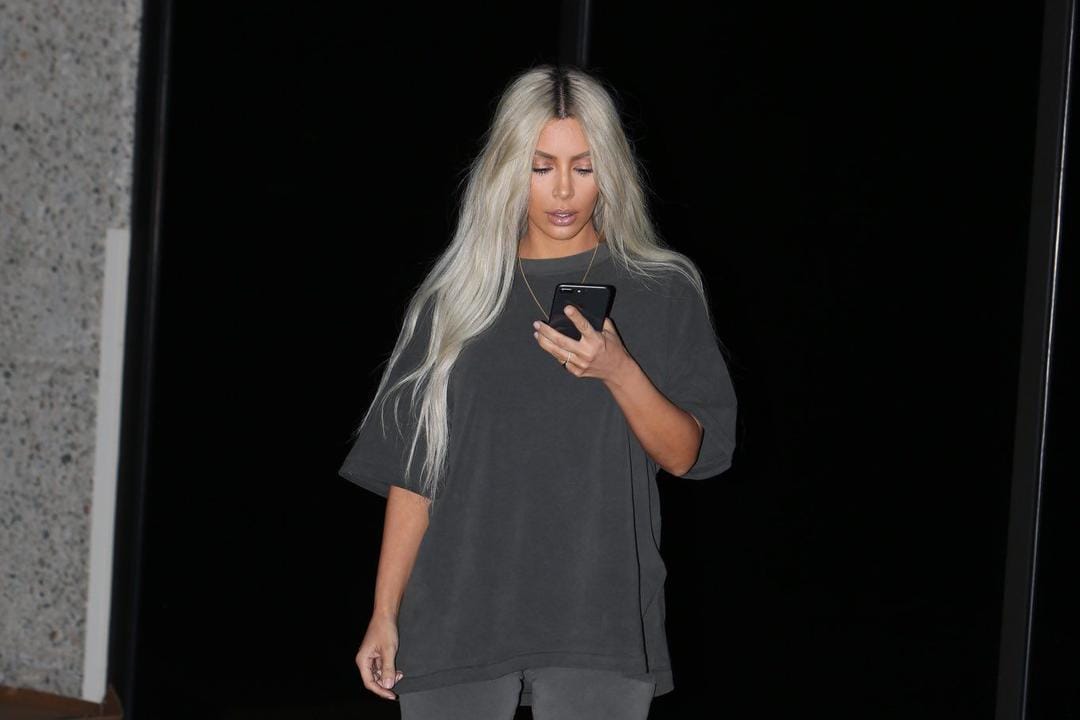 Modis! Tiru Cara Seleb Hollywood Pakai T-shirt
