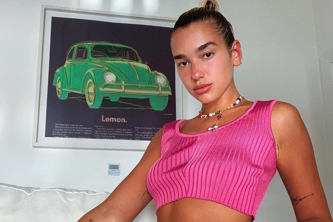 Seksi, Dua Lipa Kenakan Biker Short yang Eksotis