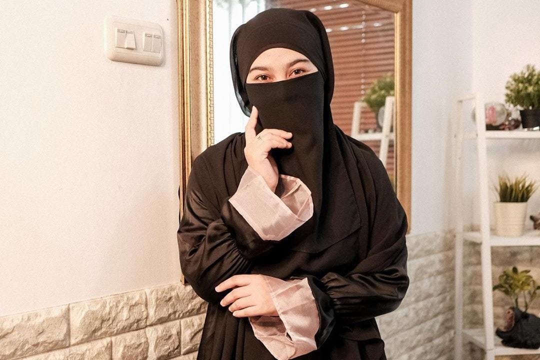 Deretan Selebgram Bercadar yang Punya Gaya Anggun dan Menawan