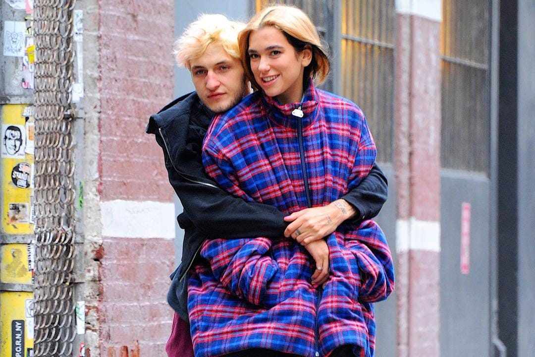 Contek Gaya Street ala Dua Lipa dan Anwar Hadid Yuk!