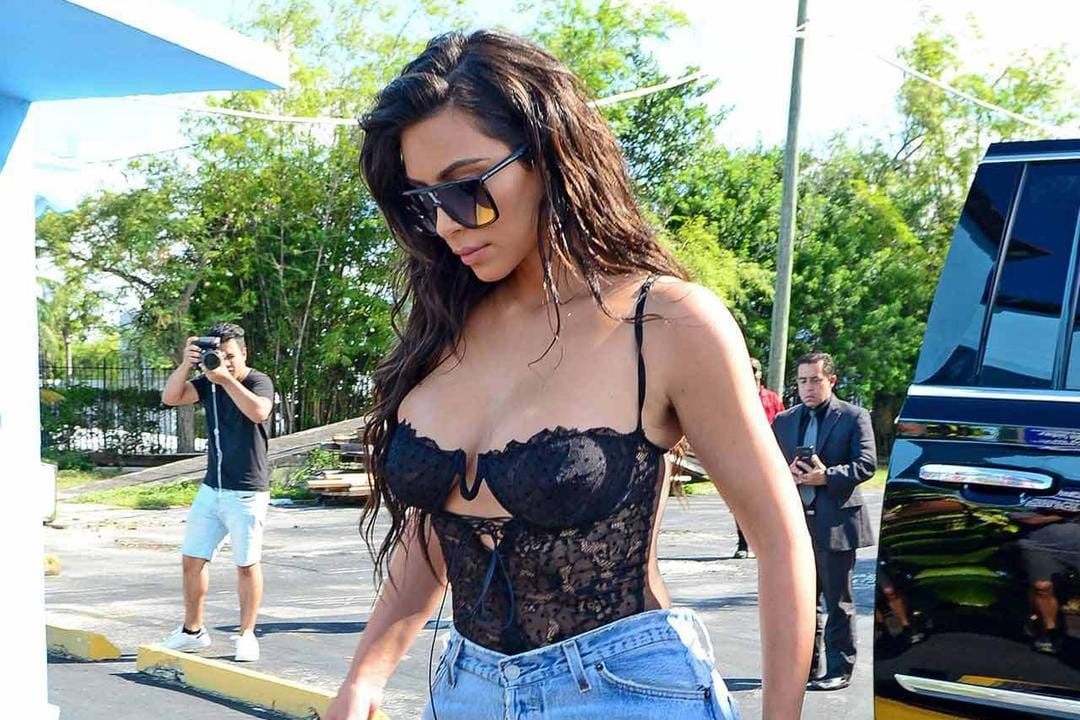 Gaya Seksi Kim Kardashian West Pakai Celana Jeans, Serba Ketat!