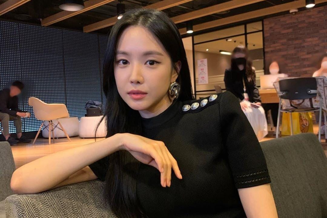 Punya Pinggang Kecil, Begini Cara Naeun 'Apink' Pamer Gaya Seksi