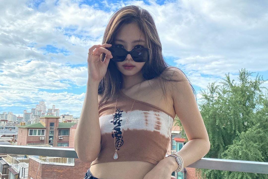 Gaya Jennie BLACKPINK Pakai Baju Seksi, Plus Bocoran Brand & Harganya