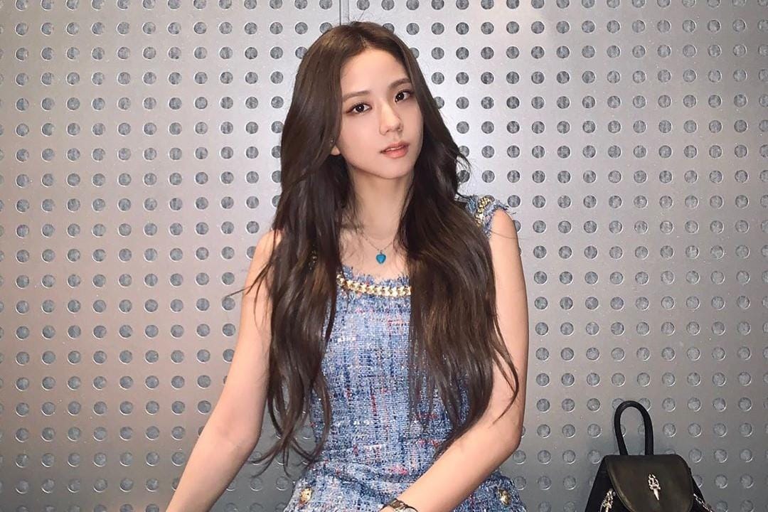 Intip Gaya Modis Jisoo BLACKPINK yang Suka Pakai Tas Branded