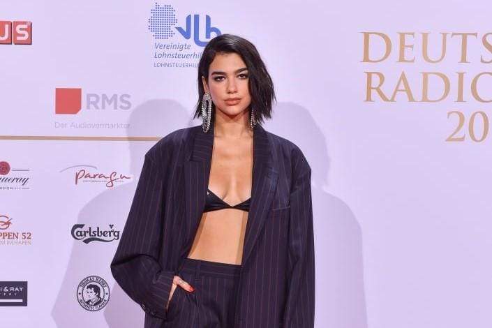 Gaya Keren Dua Lipa Pamer Tubuh Seksi di Karpet Merah