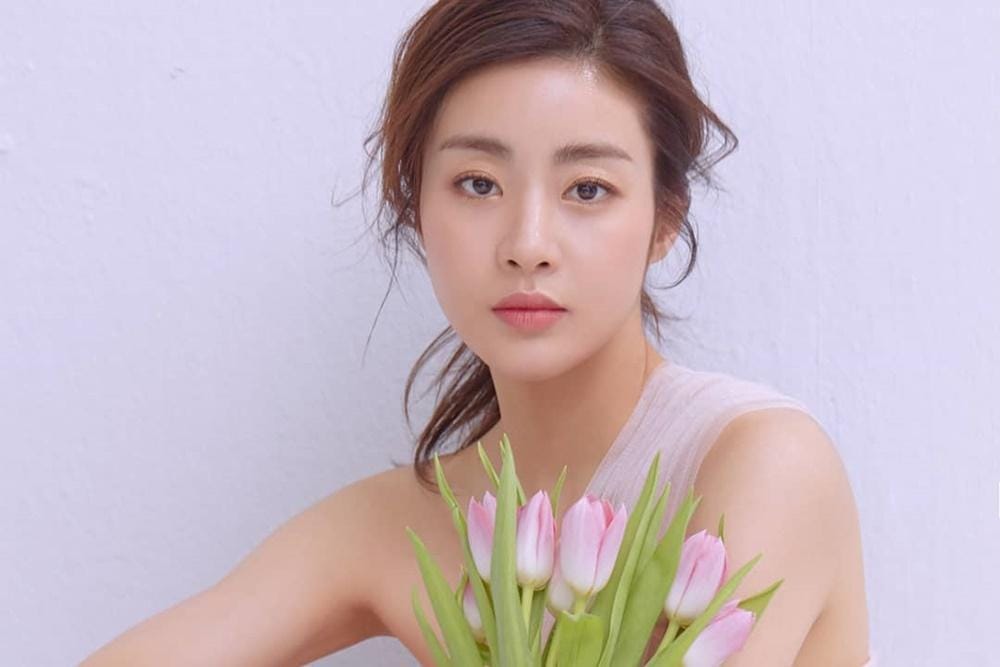 Tinggalkan Hyun Bin Menikah, Kang Sora Tulis Surat untuk Penggemar