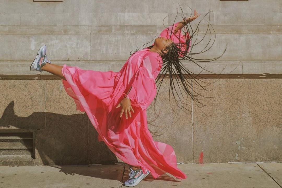 Cara Baru Tampil Kekinian Pakai Sneakers yang Mudah Kamu Tiru!