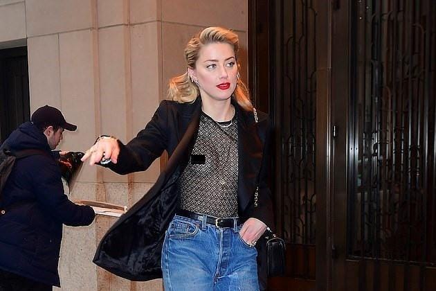 Deretan Gaya Berani Amber Heard Pamer Puting di Tempat Umum