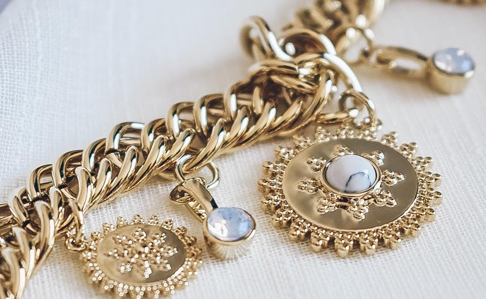 Cara Merawat Kalung Titanium Gold Tetap Mengilau 