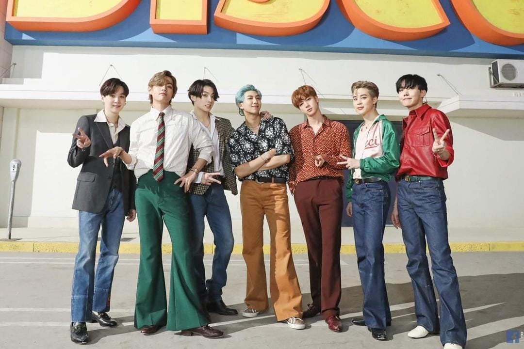Gaya Kece BTS dan Detail yang Nggak Kamu Sadari di Video Klip Dynamite