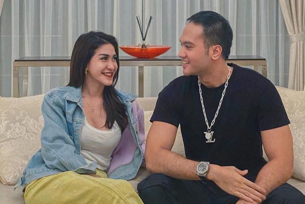 Putus dari Kevin Aprilio, 9 Gaya Pacaran Elma Agustin & Kekasih Baru