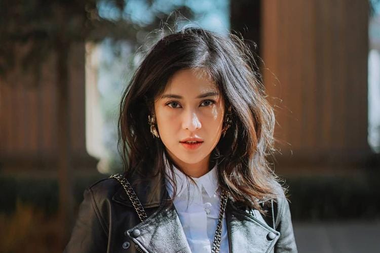 Gaya Dian Sastro & Sneakers Andalannya! Contek Yuk!